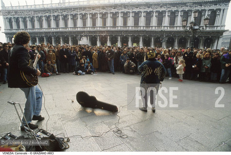 Localizzazione:..VENEZIA / S. MARCO..Oggetto:..Soggetto:..CARNEVALE IN PIAZZA SAN MARCO MUSICISTI..Cronologia: ....Definizione Culturale:..   Autore: ....   Stile:....   Editori/Stampatori:..   Committenza:..Materia e Tecnica:....Collocazione:..Note:....Riproduzione Fotografica:..Graziano Arici/Rosebud2 .Copyright:..Graziano Arici/Rosebud2 .Data:..1990..Costo:..A..