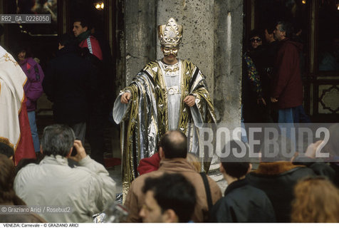 Localizzazione:..VENEZIA / S. MARCO..Oggetto:..Soggetto:..CARNEVALE IN PIAZZA SAN MARCO MASCHERA..Cronologia: ....Definizione Culturale:..   Autore: ....   Stile:....   Editori/Stampatori:..   Committenza:..Materia e Tecnica:....Collocazione:..Note:....Riproduzione Fotografica:..Graziano Arici/Rosebud2 .Copyright:..Graziano Arici/Rosebud2 .Data:..1990..Costo:..A..