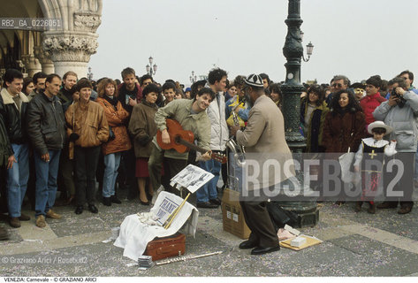 Localizzazione:..VENEZIA / S. MARCO..Oggetto:..Soggetto:..CARNEVALE IN PIAZZA SAN MARCO MUSICISTI..Cronologia: ....Definizione Culturale:..   Autore: ....   Stile:....   Editori/Stampatori:..   Committenza:..Materia e Tecnica:....Collocazione:..Note:....Riproduzione Fotografica:..Graziano Arici/Rosebud2 .Copyright:..Graziano Arici/Rosebud2 .Data:..1990..Costo:..A..