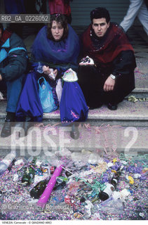 Localizzazione:..VENEZIA / S. MARCO..Oggetto:..Soggetto:..CARNEVALE MASCHERE CLOWN IMMONDIZIE DEGRADO..Cronologia: ....Definizione Culturale:..   Autore: ....   Stile:....   Editori/Stampatori:..   Committenza:..Materia e Tecnica:....Collocazione:..Note:....Riproduzione Fotografica:..Graziano Arici/Rosebud2 .Copyright:..Graziano Arici/Rosebud2 .Data:..1990..Costo:..A..