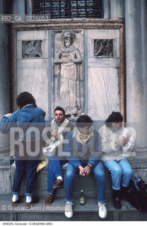 Localizzazione:..VENEZIA / S. MARCO..Oggetto:..Soggetto:..CARNEVALE PIC NIC CIBO DEGRADO..Cronologia: ....Definizione Culturale:..   Autore: ....   Stile:....   Editori/Stampatori:..   Committenza:..Materia e Tecnica:....Collocazione:..Note:....Riproduzione Fotografica:..Graziano Arici/Rosebud2 .Copyright:..Graziano Arici/Rosebud2 .Data:..1990..Costo:..A..