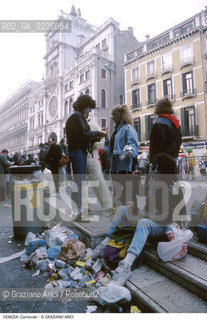 Localizzazione:..VENEZIA / S. MARCO..Oggetto:..Soggetto:..CARNEVALE PIAZZA SAN MARCO PIC NIC CIBO IMMONDIZIE DEGRADO..Cronologia: ....Definizione Culturale:..   Autore: ....   Stile:....   Editori/Stampatori:..   Committenza:..Materia e Tecnica:....Collocazione:..Note:....Riproduzione Fotografica:..Graziano Arici/Rosebud2 .Copyright:..Graziano Arici/Rosebud2 .Data:..1990..Costo:..A..