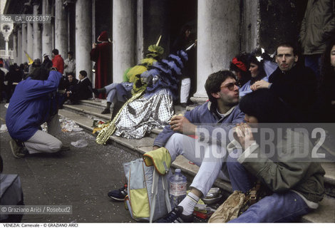 Localizzazione:..VENEZIA / S. MARCO..Oggetto:..Soggetto:..CARNEVALE PIAZZA SAN MARCO PIC NIC CIBO IMMONDIZIE DEGRADO MASCHERE..Cronologia: ....Definizione Culturale:..   Autore: ....   Stile:....   Editori/Stampatori:..   Committenza:..Materia e Tecnica:....Collocazione:..Note:....Riproduzione Fotografica:..Graziano Arici/Rosebud2 .Copyright:..Graziano Arici/Rosebud2 .Data:..1990..Costo:..A..