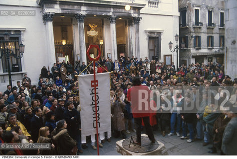 Localizzazione:..VENEZIA / S. MARCO..Oggetto:..Soggetto:..CARNEVALE SWATCH CAMPO S. FANTIN TEATRO LA FENICE BERGONZONI..Cronologia: ....Definizione Culturale:..   Autore: ....   Stile:....   Editori/Stampatori:..   Committenza:..Materia e Tecnica:....Collocazione:..Note:....Riproduzione Fotografica:..Graziano Arici/Rosebud2 .Copyright:..Graziano Arici/Rosebud2 .Data:..1993..Costo:..A..