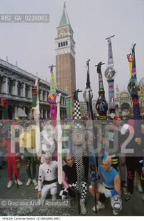 Localizzazione:..VENEZIA / S. MARCO..Oggetto:..Soggetto:..CARNEVALE SWATCH IN PIAZZA SAN MARCO OROLOGI CAMPANILE..Cronologia: ....Definizione Culturale:..   Autore: ....   Stile:....   Editori/Stampatori:..   Committenza:..Materia e Tecnica:....Collocazione:..Note:....Riproduzione Fotografica:..Graziano Arici/Rosebud2 .Copyright:..Graziano Arici/Rosebud2 .Data:..1993..Costo:..A..