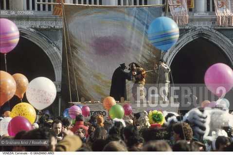 Localizzazione:..VENEZIA / S. MARCO..Oggetto:..Soggetto:..CARNEVALE IN PIAZZA SAN MARCO TEATRO COMMEDIA DELL ARTE..Cronologia: ....Definizione Culturale:..   Autore: ....   Stile:....   Editori/Stampatori:..   Committenza:..Materia e Tecnica:....Collocazione:..Note:....Riproduzione Fotografica:..Graziano Arici/Rosebud2 .Copyright:..Graziano Arici/Rosebud2 .Data:..1992..Costo:..A..