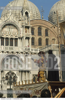 Localizzazione:..VENEZIA / S. MARCO..Oggetto:..Soggetto:..CARNEVALE IN PIAZZA SAN MARCO TEATRO TAG COMMEDIA DELL ARTE..Cronologia: ....Definizione Culturale:..   Autore: ....   Stile:....   Editori/Stampatori:..   Committenza:..Materia e Tecnica:....Collocazione:..Note:....Riproduzione Fotografica:..Graziano Arici/Rosebud2 .Copyright:..Graziano Arici/Rosebud2 .Data:..1992..Costo:..A..