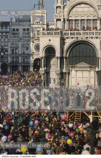 Localizzazione:..VENEZIA / S. MARCO..Oggetto:..Soggetto:..CARNEVALE IN PIAZZA SAN MARCO TEATRO TAG COMMEDIA DELL ARTE FOLLA..Cronologia: ....Definizione Culturale:..   Autore: ....   Stile:....   Editori/Stampatori:..   Committenza:..Materia e Tecnica:....Collocazione:..Note:....Riproduzione Fotografica:..Graziano Arici/Rosebud2 .Copyright:..Graziano Arici/Rosebud2 .Data:..1992..Costo:..A..
