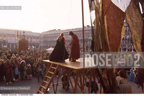 Localizzazione:..VENEZIA / S. MARCO..Oggetto:..Soggetto:..CARNEVALE IN PIAZZA SAN MARCO TEATRO COMMEDIA DELL ARTE FOLLA..Cronologia: ....Definizione Culturale:..   Autore: ....   Stile:....   Editori/Stampatori:..   Committenza:..Materia e Tecnica:....Collocazione:..Note:....Riproduzione Fotografica:..Graziano Arici/Rosebud2 .Copyright:..Graziano Arici/Rosebud2 .Data:..1992..Costo:..A..