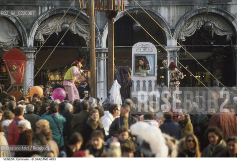 Localizzazione:..VENEZIA / S. MARCO..Oggetto:..Soggetto:..CARNEVALE IN PIAZZA SAN MARCO TEATRO COMMEDIA DELL ARTE..Cronologia: ....Definizione Culturale:..   Autore: ....   Stile:....   Editori/Stampatori:..   Committenza:..Materia e Tecnica:....Collocazione:..Note:....Riproduzione Fotografica:..Graziano Arici/Rosebud2 .Copyright:..Graziano Arici/Rosebud2 .Data:..1992..Costo:..A..