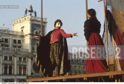 Localizzazione:..VENEZIA / S. MARCO..Oggetto:..Soggetto:..CARNEVALE IN PIAZZA SAN MARCO TEATRO COMMEDIA DELL ARTE..Cronologia: ....Definizione Culturale:..   Autore: ....   Stile:....   Editori/Stampatori:..   Committenza:..Materia e Tecnica:....Collocazione:..Note:....Riproduzione Fotografica:..Graziano Arici/Rosebud2 .Copyright:..Graziano Arici/Rosebud2 .Data:..1992..Costo:..A..