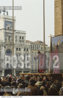 Localizzazione:..VENEZIA / S. MARCO..Oggetto:..Soggetto:..CARNEVALE IN PIAZZA SAN MARCO TEATRO COMMEDIA DELL ARTE..Cronologia: ....Definizione Culturale:..   Autore: ....   Stile:....   Editori/Stampatori:..   Committenza:..Materia e Tecnica:....Collocazione:..Note:....Riproduzione Fotografica:..Graziano Arici/Rosebud2 .Copyright:..Graziano Arici/Rosebud2 .Data:..1992..Costo:..A..