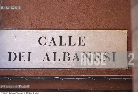 Localizzazione:..VENEZIA / S. MARCO..Oggetto:..Soggetto:..CALLE DEI ALBANESI / SEGNALETICA STRADALE / COMUNITA STRANIERE..Cronologia:.. ..Definizione Culturale:..   Autore:  ..   Stile: ..   Editori/Stampatori:..   Committenza:..Materia e Tecnica:..Collocazione:..Note:..CALLI CAMPI E PONTI..Riproduzione Fotografica:..Copyright:..Graziano Arici/Rosebud2 .Data:..1990..Costo:..A