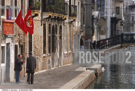 Localizzazione:..VENEZIA / DORSODURO..Oggetto:..Soggetto:..FONDAMENTA E RIO S. BARNABA / SEZIONE PCI..Cronologia:.. ..Definizione Culturale:..   Autore:  ..   Stile: ..   Editori/Stampatori:..   Committenza:..Materia e Tecnica:..Collocazione:..Note:..CALLI CAMPI E PONTI..Riproduzione Fotografica:..Copyright:..Graziano Arici/Rosebud2 .Data:..1982..Costo:..A