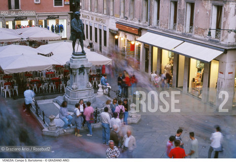 Caption: Localizzazione:..VENEZIA / S. MARCO..Oggetto:..Soggetto:..CAMPO S. BARTOLOMIO / MONUMENTO A CARLO GOLDONI..Cronologia: ....Definizione Culturale:..   Autore: ..   Stile:..   Editori/Stampatori:..   Committenza:..Materia e Tecnica:..Collocazione:..Note:..CALLI CAMPI PONTI..Riproduzione Fotografica:..Graziano Arici/Rosebud2 .Copyright:..Graziano Arici/Rosebud2 .Data:..1990..Costo:..A