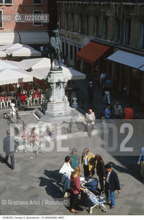 Caption: Localizzazione:..VENEZIA / S. MARCO..Oggetto:..Soggetto:..CAMPO S. BARTOLOMIO / MONUMENTO A CARLO GOLDONI..Cronologia: ....Definizione Culturale:..   Autore: ..   Stile:..   Editori/Stampatori:..   Committenza:..Materia e Tecnica:..Collocazione:..Note:..CALLI CAMPI PONTI..Riproduzione Fotografica:..Graziano Arici/Rosebud2 .Copyright:..Graziano Arici/Rosebud2 .Data:..1990..Costo:..A
