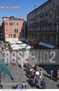 Caption: Localizzazione:..VENEZIA / S. MARCO..Oggetto:..Soggetto:..CAMPO S. BARTOLOMIO / MONUMENTO A CARLO GOLDONI..Cronologia: ....Definizione Culturale:..   Autore: ..   Stile:..   Editori/Stampatori:..   Committenza:..Materia e Tecnica:..Collocazione:..Note:..CALLI CAMPI PONTI..Riproduzione Fotografica:..Graziano Arici/Rosebud2 .Copyright:..Graziano Arici/Rosebud2 .Data:..1990..Costo:..A