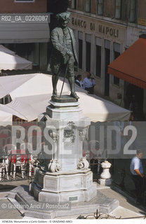Caption: Localizzazione:..VENEZIA / S. MARCO..Oggetto:..Soggetto:..CAMPO S. BARTOLOMIO / MONUMENTO A CARLO GOLDONI..Cronologia: ..XIX SECOLO..Definizione Culturale:..   Autore:..ANTONIO DAL ZOTTO..PELLEGRINO OREFFICE ..   Stile:..ROCOCO..   Editori/Stampatori:..   Committenza:..Materia e Tecnica:..BRONZO..Collocazione:..Note:..CALLI CAMPI PONTI..Riproduzione Fotografica:..Graziano Arici/Rosebud2 .Copyright:..Graziano Arici/Rosebud2 .Data:..1990..Costo:..A