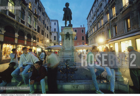 Caption: Localizzazione:..VENEZIA / S. MARCO..Oggetto:..Soggetto:..CAMPO S. BARTOLOMIO / MONUMENTO A CARLO GOLDONI / GIOVANI..Cronologia: ....Definizione Culturale:..   Autore: ..   Stile:..   Editori/Stampatori:..   Committenza:..Materia e Tecnica:..Collocazione:..Note:..CALLI CAMPI PONTI..Riproduzione Fotografica:..Graziano Arici/Rosebud2 .Copyright:..Graziano Arici/Rosebud2 .Data:..1990..Costo:..A