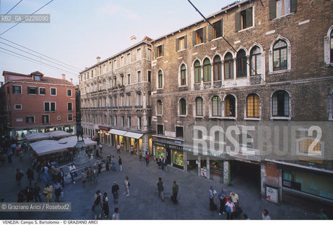 Caption: Localizzazione:..VENEZIA / S. MARCO..Oggetto:..Soggetto:..CAMPO S. BARTOLOMIO..Cronologia: ....Definizione Culturale:..   Autore: ..   Stile:..   Editori/Stampatori:..   Committenza:..Materia e Tecnica:..Collocazione:..Note:..CALLI CAMPI PONTI..Riproduzione Fotografica:..Graziano Arici/Rosebud2 .Copyright:..Graziano Arici/Rosebud2 .Data:..1990..Costo:..A