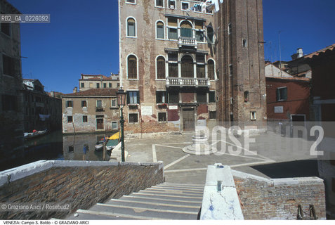 Localizzazione:..VENEZIA / S. POLO..Oggetto:..Soggetto:..CAMPO S. BOLDO..Cronologia: ..Definizione Culturale:..   Autore: ....   Stile:..   Editori/Stampatori:..   Committenza:..Materia e Tecnica:..Collocazione:..Note:..CALLI CAMPI PONTI..Riproduzione Fotografica:..Graziano Arici/Rosebud2 .Copyright:..Graziano Arici/Rosebud2 .Data:..1995..Costo:..A
