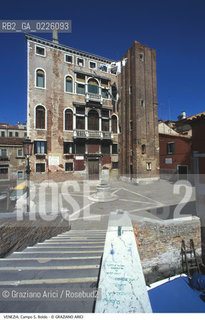 Localizzazione:..VENEZIA / S. POLO..Oggetto:..Soggetto:..CAMPO S. BOLDO..Cronologia: ..Definizione Culturale:..   Autore: ....   Stile:..   Editori/Stampatori:..   Committenza:..Materia e Tecnica:..Collocazione:..Note:..CALLI CAMPI PONTI..Riproduzione Fotografica:..Graziano Arici/Rosebud2 .Copyright:..Graziano Arici/Rosebud2 .Data:..1995..Costo:..A