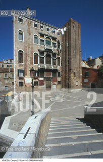 Localizzazione:..VENEZIA / S. POLO..Oggetto:..Soggetto:..CAMPO S. BOLDO..Cronologia: ..Definizione Culturale:..   Autore: ....   Stile:..   Editori/Stampatori:..   Committenza:..Materia e Tecnica:..Collocazione:..Note:..CALLI CAMPI PONTI..Riproduzione Fotografica:..Graziano Arici/Rosebud2 .Copyright:..Graziano Arici/Rosebud2 .Data:..1995..Costo:..A