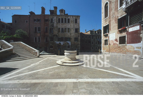 Localizzazione:..VENEZIA / S. POLO..Oggetto:..Soggetto:..CAMPO S. BOLDO / VERA DA POZZO..Cronologia: ..XVIII SECOLO..Definizione Culturale:..   Autore: ....   Stile:..   Editori/Stampatori:..   Committenza:..Materia e Tecnica:..Collocazione:..Note:..CALLI CAMPI PONTI..Riproduzione Fotografica:..Graziano Arici/Rosebud2 .Copyright:..Graziano Arici/Rosebud2 .Data:..1995..Costo:..A