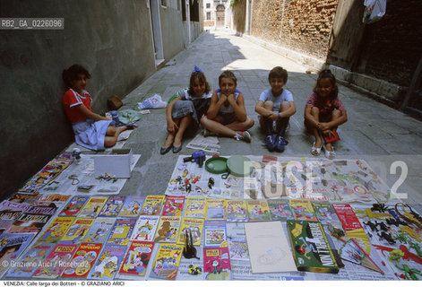 Caption: Localizzazione:..VENEZIA / CANNAREGIO..Oggetto:..Soggetto:..CALLE LARGA DEI BOTTERI AI BIRRI / MERCATINO GIORNALINI BAMBINI..Cronologia: ....Definizione Culturale:..   Autore: ..   Stile:..   Editori/Stampatori:..   Committenza:..Materia e Tecnica:..Collocazione:..Note:..CALLI CAMPI PONTI..Riproduzione Fotografica:..Graziano Arici/Rosebud2 .Copyright:..Graziano Arici/Rosebud2 .Data:..1983..Costo:..A