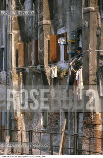 Localizzazione:..VENEZIA / DORSODURO..Oggetto:..Soggetto:..CASA DEI SETTE CAMINI A S. MARTA..Cronologia: ....Definizione Culturale:..   Autore: ..   Stile:..   Editori/Stampatori:..   Committenza:..Materia e Tecnica:..Collocazione:..Note:..CALLI CAMPI E PONTI..Riproduzione Fotografica:..Graziano Arici/Rosebud2 .Copyright:..Graziano Arici/Rosebud2 .Data:..1985..Costo:..A....