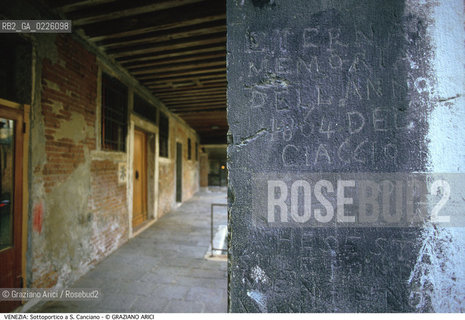 Localizzazione:..VENEZIA / CANNAREGIO..Oggetto:..Soggetto:..SOTTOPORTICO A S. CANCIANO / GRAFFITI IN RICORDO DEL GELO IN LAGUNA DEL 1864 / TRAGHETTO PER MURANO..Cronologia:.. ..Definizione Culturale:..   Autore:  ..   Stile: ..   Editori/Stampatori:..   Committenza:..Materia e Tecnica:..Collocazione:..Note:..CALLI CAMPI E PONTI..Riproduzione Fotografica:..Copyright:..Graziano Arici/Rosebud2 .Data:..1990..Costo:..A