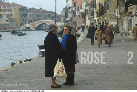 Localizzazione:..VENEZIA / CANNAREGIO..Oggetto:..Soggetto:..FONDAMENTA E RIO DI CANNAREGIO / ANZIANI PONTE TRE ARCHI..Cronologia:.. ..Definizione Culturale:..   Autore:  ..   Stile: ..   Editori/Stampatori:..   Committenza:..Materia e Tecnica:..Collocazione:..Note:..CALLI CAMPI E PONTI..Riproduzione Fotografica:..Copyright:..Graziano Arici/Rosebud2 .Data:..1988..Costo:..A