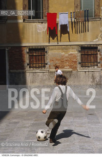 Localizzazione:..VENEZIA / CANNAREGIO..Oggetto:..Soggetto:..BAMBINI GIOCO CALCIO..Cronologia:.. ..Definizione Culturale:..   Autore:  ..   Stile: ..   Editori/Stampatori:..   Committenza:..Materia e Tecnica:..Collocazione:..Note:..CALLI CAMPI E PONTI..Riproduzione Fotografica:..Copyright:..Graziano Arici/Rosebud2 .Data:..1982..Costo:..A