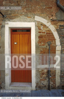 Caption: Localizzazione:..VENEZIA / CASTELLO..Oggetto:..Soggetto:..PORTA..Cronologia: ....Definizione Culturale:..   Autore: ..   Stile:..   Editori/Stampatori:..   Committenza:..Materia e Tecnica:..Collocazione:..Note:..CALLI CAMPI PONTI..Riproduzione Fotografica:..Graziano Arici/Rosebud2 .Copyright:..Graziano Arici/Rosebud2 .Data:..1985..Costo:..A