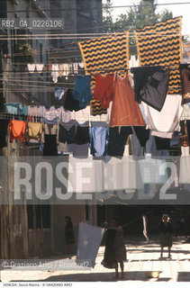 Localizzazione:..VENEZIA / CASTELLO..Oggetto:..Soggetto:..SECCO MARINA / PANNI BUCATO..Cronologia: ....Definizione Culturale:..   Autore: ..   Stile:..   Editori/Stampatori:..   Committenza:..Materia e Tecnica:..Collocazione:..Note:..CALLI CAMPI PONTI..Riproduzione Fotografica:..Graziano Arici/Rosebud2 .Copyright:..Graziano Arici/Rosebud2 .Data:..1985..Costo:..A