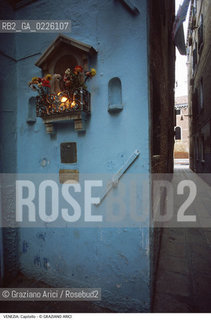 Localizzazione:..VENEZIA / CASTELLO..Oggetto:..Soggetto:..CAPITELLO VERSO IL RIO DELLA TANA..Cronologia: ....Definizione Culturale:..   Autore: ..   Stile:..   Editori/Stampatori:..   Committenza:..Materia e Tecnica:..Collocazione:..Note:..CALLI CAMPI PONTI..Riproduzione Fotografica:..Graziano Arici/Rosebud2 .Copyright:..Graziano Arici/Rosebud2 .Data:..1985..Costo:..A