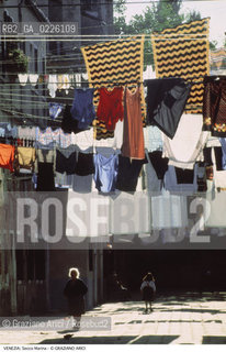 Localizzazione:..VENEZIA / CASTELLO..Oggetto:..Soggetto:..SECCO MARINA / PANNI BUCATO..Cronologia: ....Definizione Culturale:..   Autore: ..   Stile:..   Editori/Stampatori:..   Committenza:..Materia e Tecnica:..Collocazione:..Note:..CALLI CAMPI PONTI..Riproduzione Fotografica:..Graziano Arici/Rosebud2 .Copyright:..Graziano Arici/Rosebud2 .Data:..1985..Costo:..A