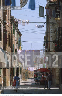 Localizzazione:..VENEZIA / CASTELLO..Oggetto:..Soggetto:..SECCO MARINA / PANNI BUCATO..Cronologia: ....Definizione Culturale:..   Autore: ..   Stile:..   Editori/Stampatori:..   Committenza:..Materia e Tecnica:..Collocazione:..Note:..CALLI CAMPI PONTI..Riproduzione Fotografica:..Graziano Arici/Rosebud2 .Copyright:..Graziano Arici/Rosebud2 .Data:..1985..Costo:..A