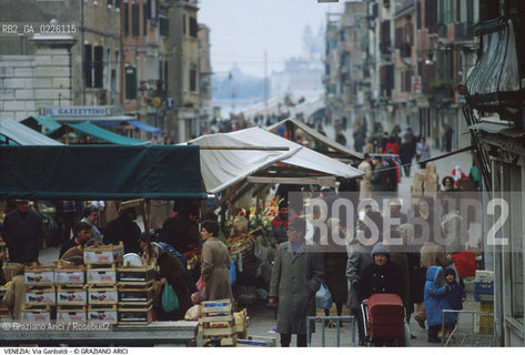 Localizzazione:..VENEZIA / CASTELLO..Oggetto:..Soggetto:..VIA GARIBALDI RIO TERRA / FOLLA MERCATO..Cronologia:..XIX SECOLO ..Definizione Culturale:..   Autore: ..   Stile: ..   Editori/Stampatori:..   Committenza:..Materia e Tecnica:..Collocazione:..Note:..CALLI CAMPI E PONTI..Riproduzione Fotografica:..Copyright:..Graziano Arici/Rosebud2 .Data:..1996..Costo:..A