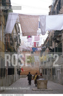 Localizzazione:..VENEZIA / CASTELLO..Oggetto:..Soggetto:..CORTE NUOVA / PANNI BUCATO VERE DA POZZO..Cronologia:.. ..Definizione Culturale:..   Autore: ..   Stile: ..   Editori/Stampatori:..   Committenza:..Materia e Tecnica:..Collocazione:..Note:..CALLI CAMPI E PONTI..Riproduzione Fotografica:..Copyright:..Graziano Arici/Rosebud2 .Data:..1996..Costo:..A