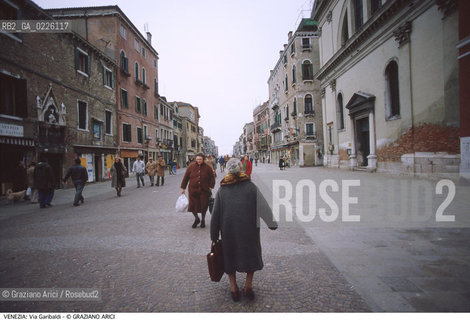 Localizzazione:..VENEZIA / CASTELLO..Oggetto:..Soggetto:..VIA GARIBALDI RIO TERRA..Cronologia:..XIX SECOLO ..Definizione Culturale:..   Autore: ..   Stile: ..   Editori/Stampatori:..   Committenza:..Materia e Tecnica:..Collocazione:..Note:..CALLI CAMPI E PONTI..Riproduzione Fotografica:..Copyright:..Graziano Arici/Rosebud2 .Data:..1996..Costo:..A