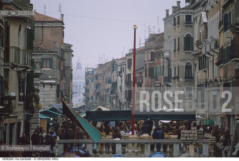 Localizzazione:..VENEZIA / CASTELLO..Oggetto:..Soggetto:..VIA GARIBALDI RIO TERRA / MERCATO..Cronologia:..XIX SECOLO ..Definizione Culturale:..   Autore: ..   Stile: ..   Editori/Stampatori:..   Committenza:..Materia e Tecnica:..Collocazione:..Note:..CALLI CAMPI E PONTI..Riproduzione Fotografica:..Copyright:..Graziano Arici/Rosebud2 .Data:..1996..Costo:..A