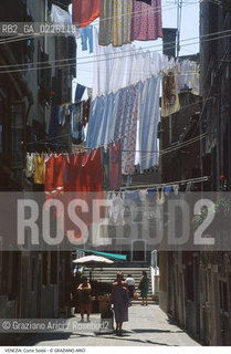 Localizzazione:..VENEZIA / CASTELLO..Oggetto:..Soggetto:..CORTE SOLDA / PANNI BUCATO..Cronologia:.. ..Definizione Culturale:..   Autore: ..   Stile: ..   Editori/Stampatori:..   Committenza:..Materia e Tecnica:..Collocazione:..Note:..CALLI CAMPI E PONTI..Riproduzione Fotografica:..Copyright:..Graziano Arici/Rosebud2 .Data:..1996..Costo:..A