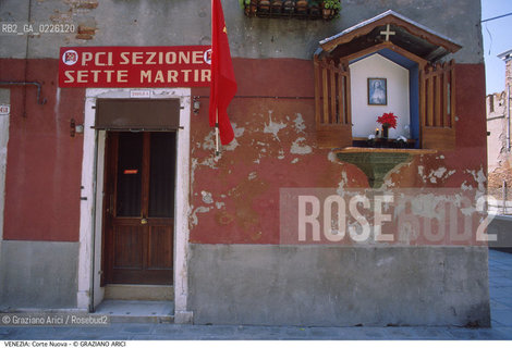 Localizzazione:..VENEZIA / CASTELLO..Oggetto:..Soggetto:..CORTE NUOVA / SEZIONE PCI SETTE MARTIRI CAPITELLO CRISTO..Cronologia:.. ..Definizione Culturale:..   Autore: ..   Stile: ..   Editori/Stampatori:..   Committenza:..Materia e Tecnica:..Collocazione:..Note:..CALLI CAMPI E PONTI..Riproduzione Fotografica:..Copyright:..Graziano Arici/Rosebud2 .Data:..1985..Costo:..A