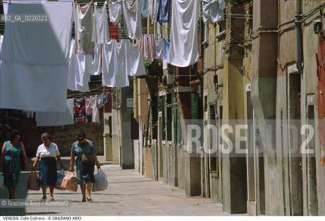 Localizzazione:..VENEZIA / CASTELLO..Oggetto:..Soggetto:..CALLE COLTRERA / PANNI BUCATO..Cronologia:.. ..Definizione Culturale:..   Autore: ..   Stile: ..   Editori/Stampatori:..   Committenza:..Materia e Tecnica:..Collocazione:..Note:..CALLI CAMPI E PONTI..Riproduzione Fotografica:..Copyright:..Graziano Arici/Rosebud2 .Data:..1990..Costo:..A