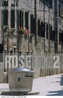 Localizzazione:..VENEZIA / CANNAREGIO..Oggetto:..Soggetto:..CALLE A S. GIOBBE / VERA DA POZZO..Cronologia:.. ..Definizione Culturale:..   Autore:  ..   Stile: ..   Editori/Stampatori:..   Committenza:..Materia e Tecnica:..Collocazione:..Note:..CALLI CAMPI E PONTI..Riproduzione Fotografica:..Copyright:..Graziano Arici/Rosebud2 .Data:..1988..Costo:..A