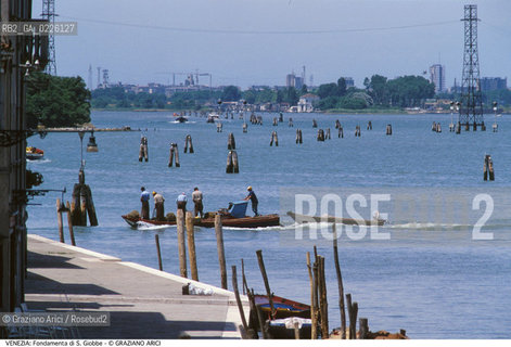 Localizzazione:..VENEZIA / CANNAREGIO..Oggetto:..Soggetto:..FONDAMENTA DI S. GIOBBE / LAGUNA CAMPALTO..Cronologia:.. ..Definizione Culturale:..   Autore:  ..   Stile: ..   Editori/Stampatori:..   Committenza:..Materia e Tecnica:..Collocazione:..Note:..CALLI CAMPI E PONTI..Riproduzione Fotografica:..Copyright:..Graziano Arici/Rosebud2 .Data:..1988..Costo:..A