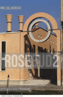 Localizzazione:..VENEZIA / CANNAREGIO..Oggetto:..Soggetto:..CASE NUOVE A S. GIROLAMO..Cronologia:.. XX SECOLO..Definizione Culturale:..   Autore:  ..   Stile: ..   Editori/Stampatori:..   Committenza:..Materia e Tecnica:..Collocazione:..Note:..CALLI CAMPI E PONTI ARCHITETTURA CONTEMPORANEA..Riproduzione Fotografica:..Copyright:..Graziano Arici/Rosebud2 .Data:..1995..Costo:..A