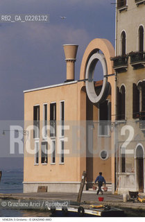 Localizzazione:..VENEZIA / CANNAREGIO..Oggetto:..Soggetto:..CASE NUOVE A S. GIROLAMO..Cronologia:..XX SECOLO ..Definizione Culturale:..   Autore:  ..   Stile: ..   Editori/Stampatori:..   Committenza:..Materia e Tecnica:..Collocazione:..Note:..CALLI CAMPI E PONTI ARCHITETTURA CONTEMPORANEA..Riproduzione Fotografica:..Copyright:..Graziano Arici/Rosebud2 .Data:..1995..Costo:..A