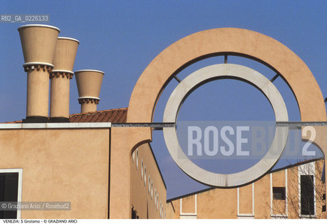 Localizzazione:..VENEZIA / CANNAREGIO..Oggetto:..Soggetto:..CASE NUOVE A S. GIROLAMO..Cronologia:..XX SECOLO ..Definizione Culturale:..   Autore:  ..   Stile: ..   Editori/Stampatori:..   Committenza:..Materia e Tecnica:..Collocazione:..Note:..CALLI CAMPI E PONTI ARCHITETTURA CONTEMPORANEA..Riproduzione Fotografica:..Copyright:..Graziano Arici/Rosebud2 .Data:..1995..Costo:..A